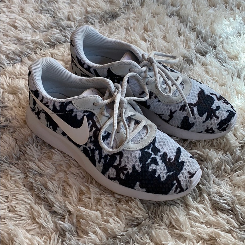 Blue nike tennis shoes